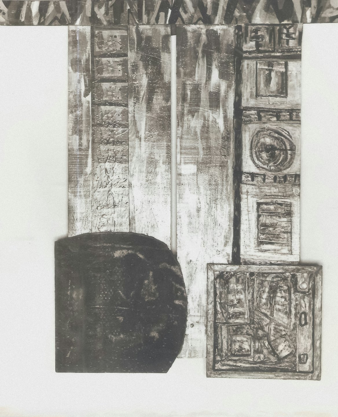 Abstrakte monochrome Collage mit geschichteten geometrischen Formen auf weißem Papier.